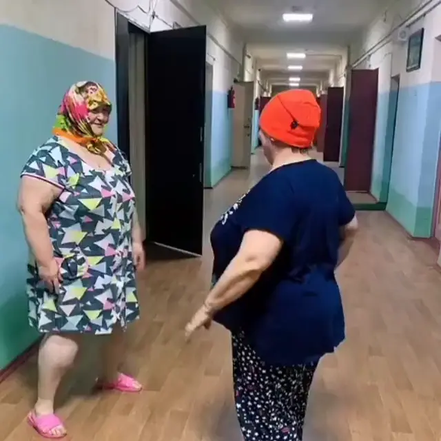 Энергичные танцы в коридоре