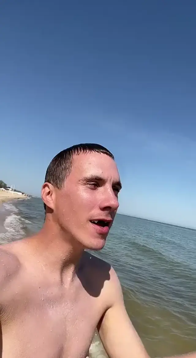 Парень без зубов танцует в море под песню Босая