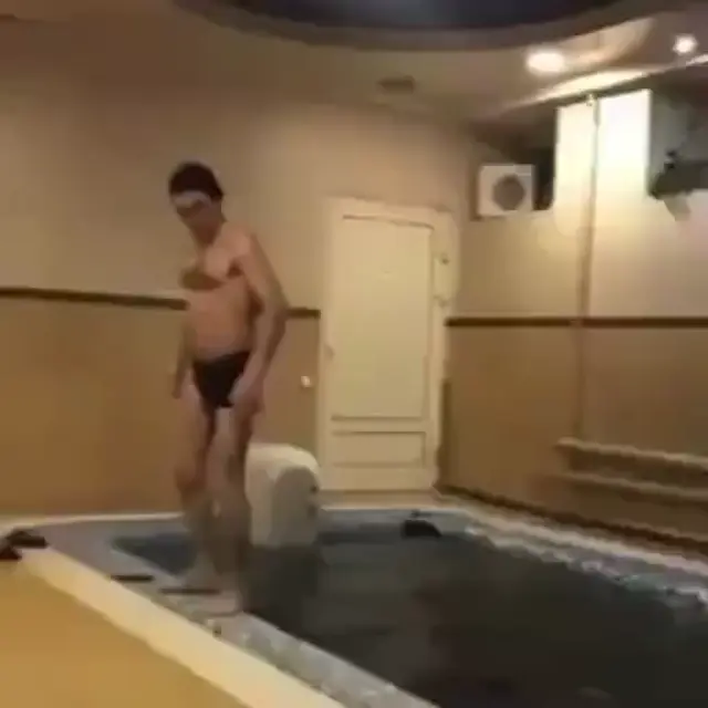 Неудачный прыжок в бассейн