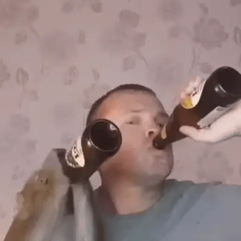 Мужчина пьет пиво с рыбой