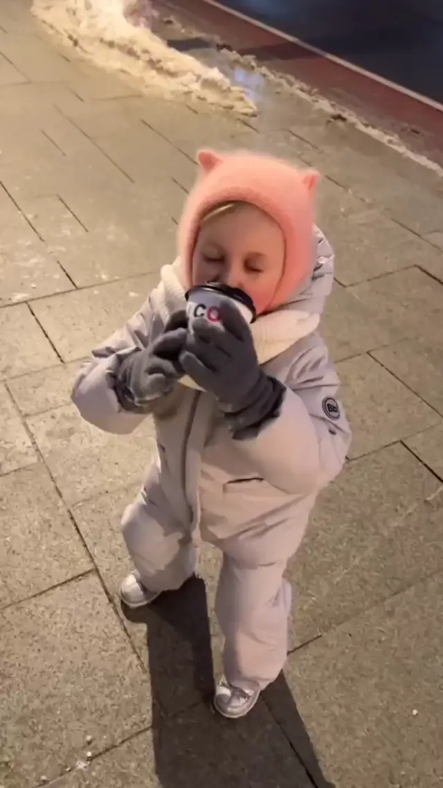 Маленькая девочка флексит с кофе