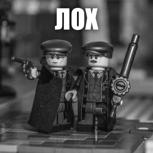 Фигурки стоят неподвижно, одна направляет оружие в сторону, другая держит пулемет наготове. — две фигурки LEGO в стиле персонажей сериала «О