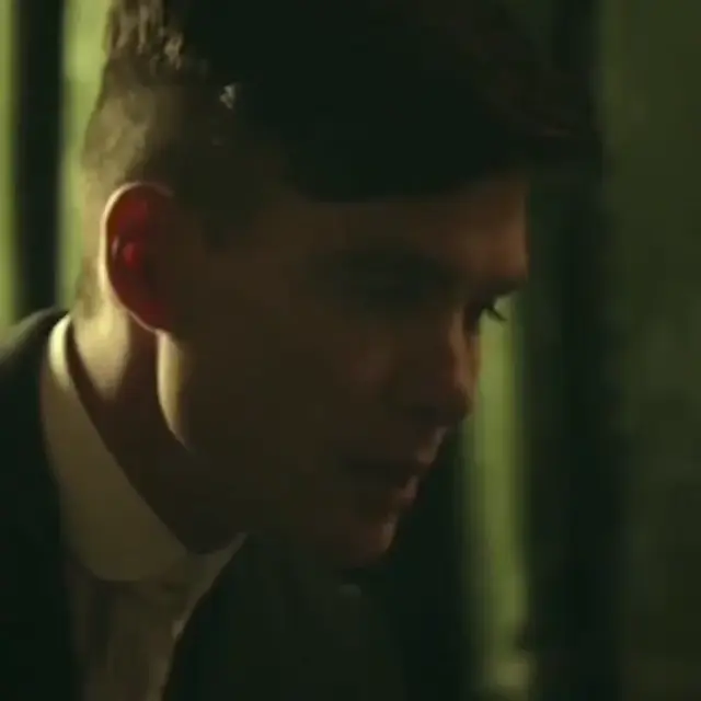 Томас Шелби улыбается 