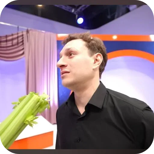 Человек стоит неподвижно, глядя на поднесенный к нему пучок сельдерея. — Satyr