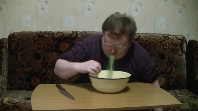 Мем с блюющим парнем за столом