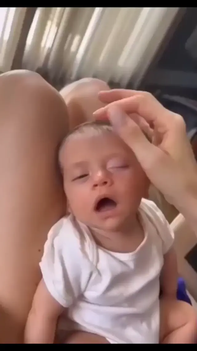 Младенец кайфует от массажа лица