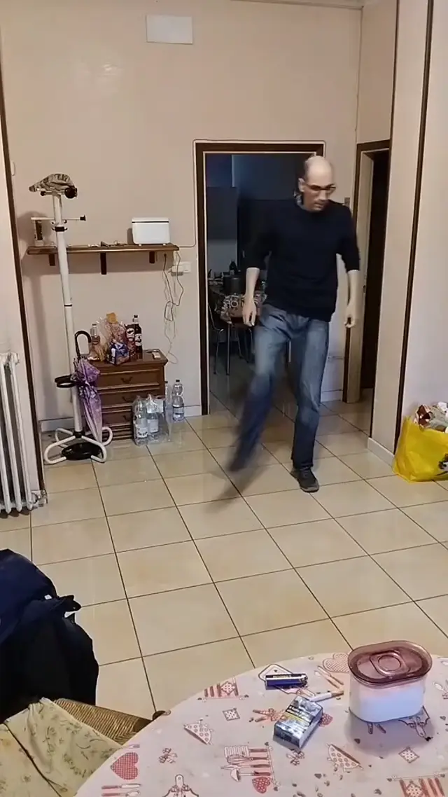 Странные танцы и боевые приемы дома