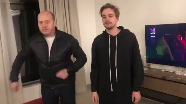 Мужики танцуют под Девушки отдыхают