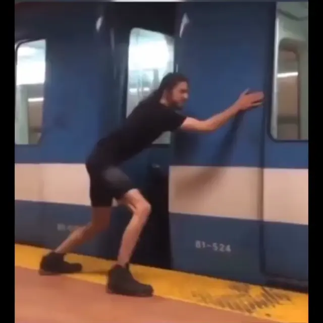 Парень толкает поезд метро