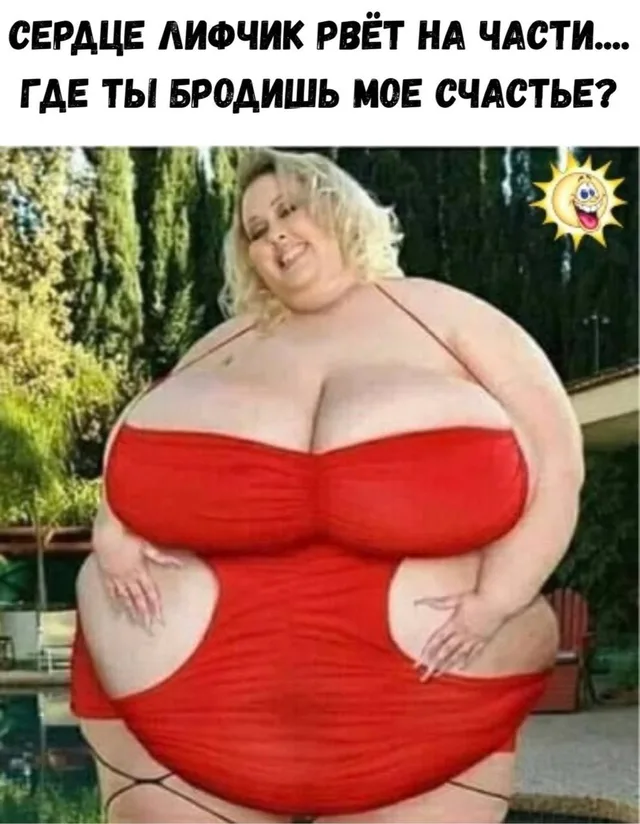 Женщина позирует для фото, стоя в открытом купальнике. — полная женщина в красном купальнике