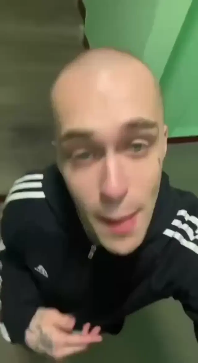 Лысый парень душевно поет в подъезде