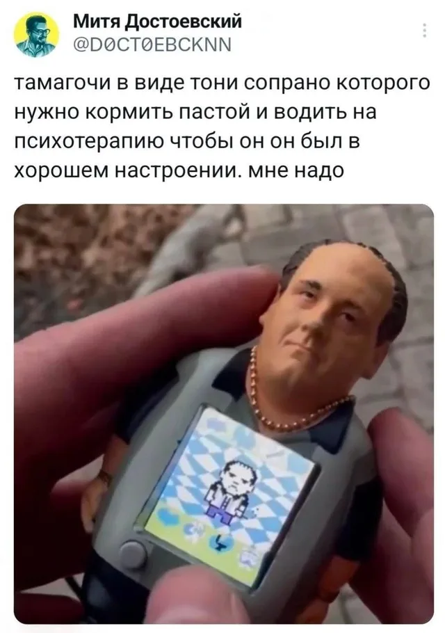 Рука держит игрушку-тамагочи, на экране которой отображается пиксельный герой. — Тони Сопрано