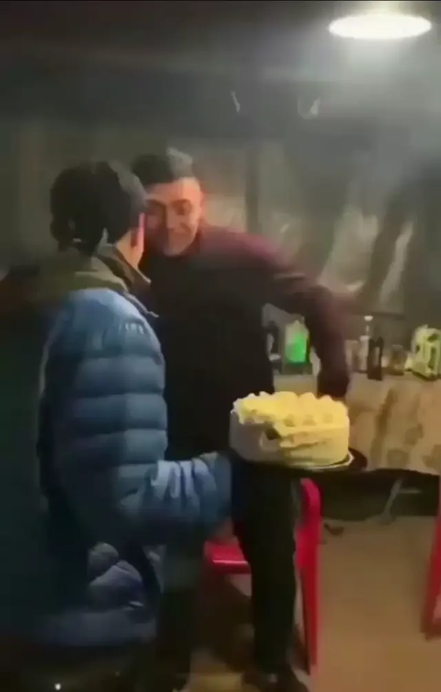 Тортом в лицо на день рождения