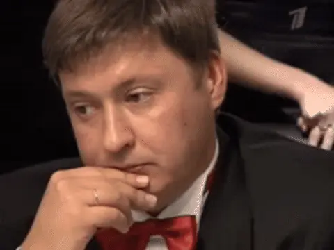 Мужчина в бабочке резко выпучивает глаза