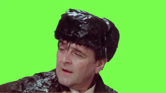 Мужчина с мокрой головой и в одежде жалобно смотрит в сторону и просит о помощи — мужчина в мокрой шапке-ушанке