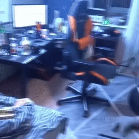 Парень лежит на полу, периодически слегка подергиваясь и сжимаясь, имитируя приступ боли. — парень в кепке