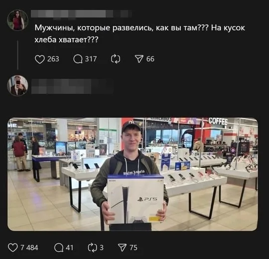 Парень стоит в торговом зале магазина электроники, прижимая к себе коробку с новой игровой консолью. — молодой человек в кепке и худи