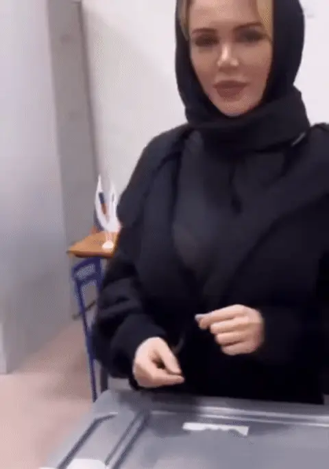 Женщина стоит перед камерой, плавно покачивая головой и губами, создавая эффект «селфи-видео» с фильтром или специфической мимикой. — женщин