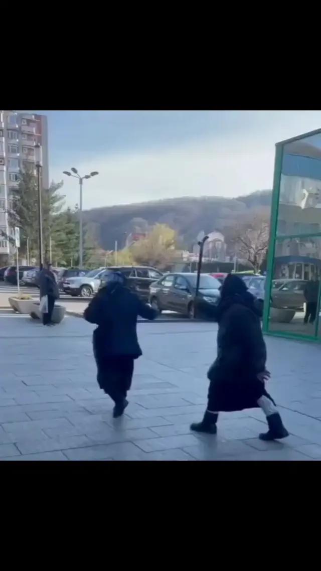 Две бабушки дерутся на улице