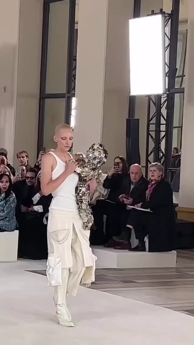 Модель Schiaparelli с робо-ребенком на подиуме