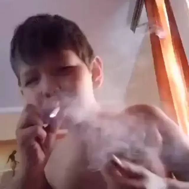 Маленький курильщик под музыку