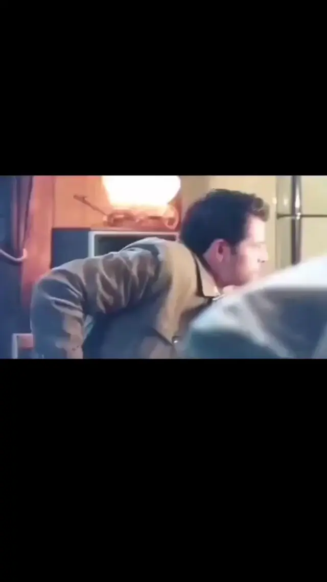 Дин Винчестер пьет кофе и Кастиэль