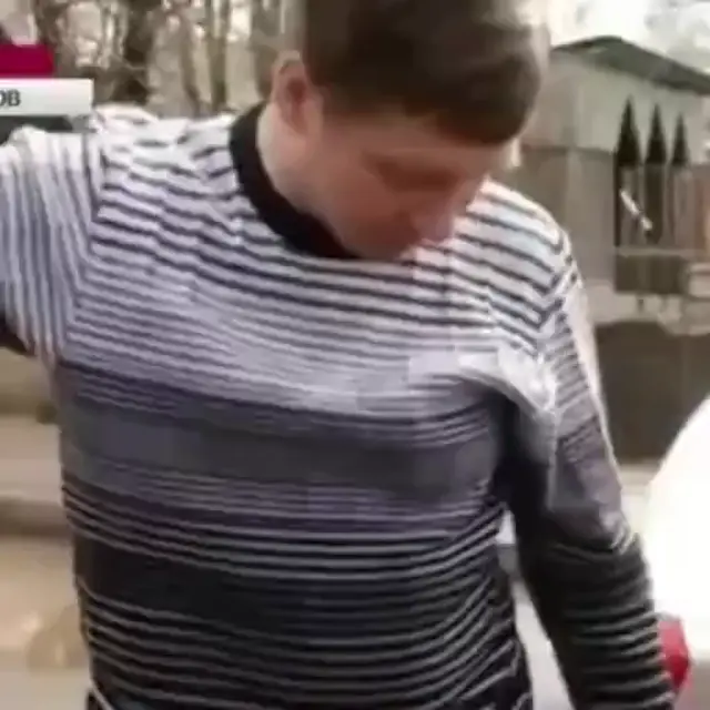 Мужик провалился в глубокую лужу