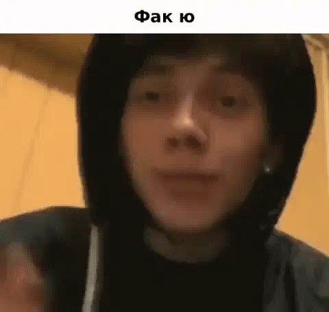 Человек поднимает руку, демонстрируя средний палец в сторону камеры, и повторяет это движение в цикле — Три дня дождя (Глеб Викторов)