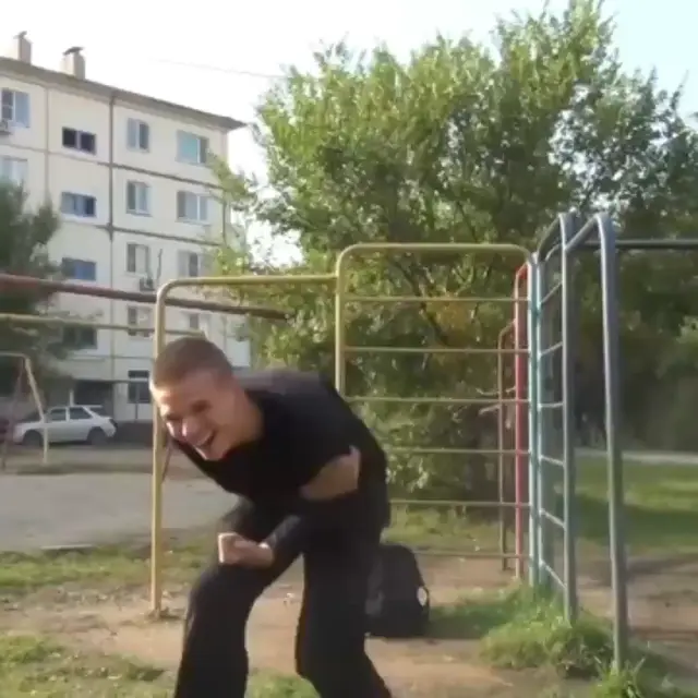 Мышцы сука! Неудачное сальто во дворе