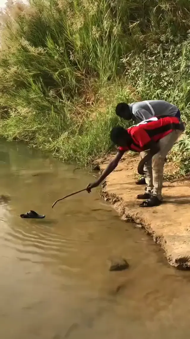 Достают тапок из воды