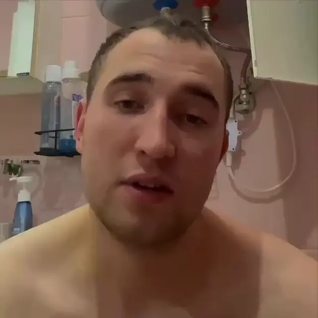 Уровень отношений: показ наряда в туалете