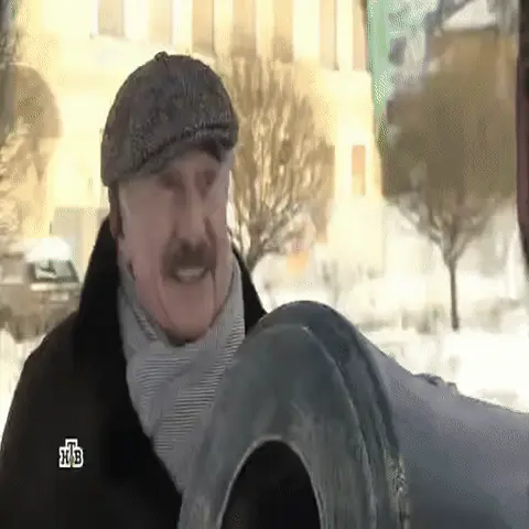 Мужчина делает резкое удивленное лицо, после чего мимика зацикливается в коротком движении. — пожилой мужчина в кепке