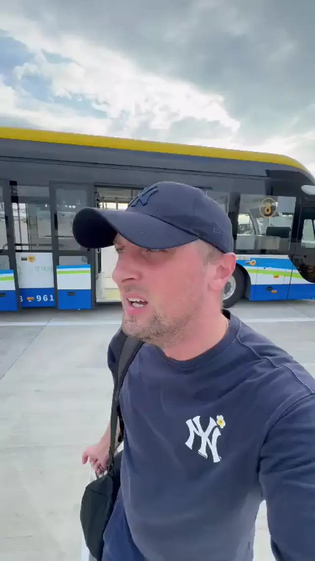 Мужчина идет с камерой вперед, активно жестикулирует свободной рукой, спотыкается или упирается и жалуется на окончание отпуска — Александр 