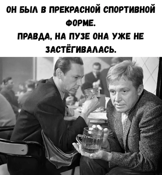 Мужчины сидят за столом, держат в руках кружки, ведут неспешный разговор. — мужчина в темном пиджаке, мужчина в светлом пиджаке