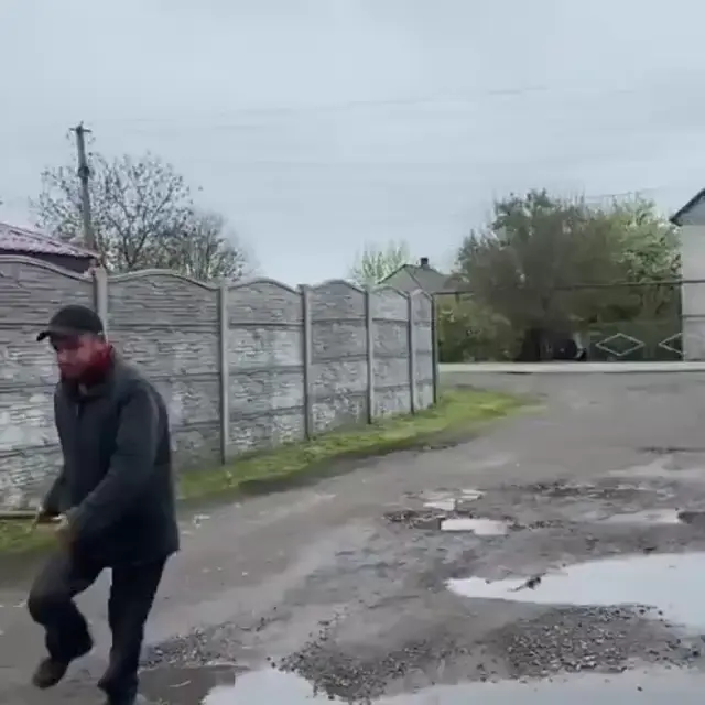 Мужик с палкой бежит под музыку