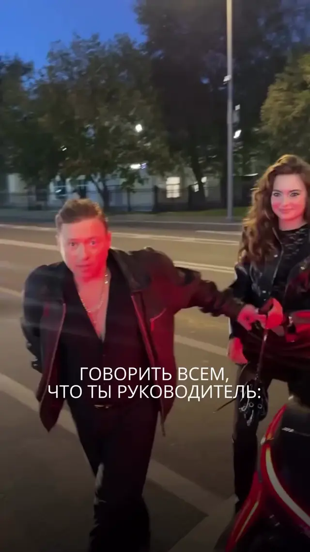 Мужчина в кожанке раздаёт автографы и пересчитывает купюры, затем плачущая девушка вытирает глаза перед микрофоном — Андрей Гайдулян, девушк