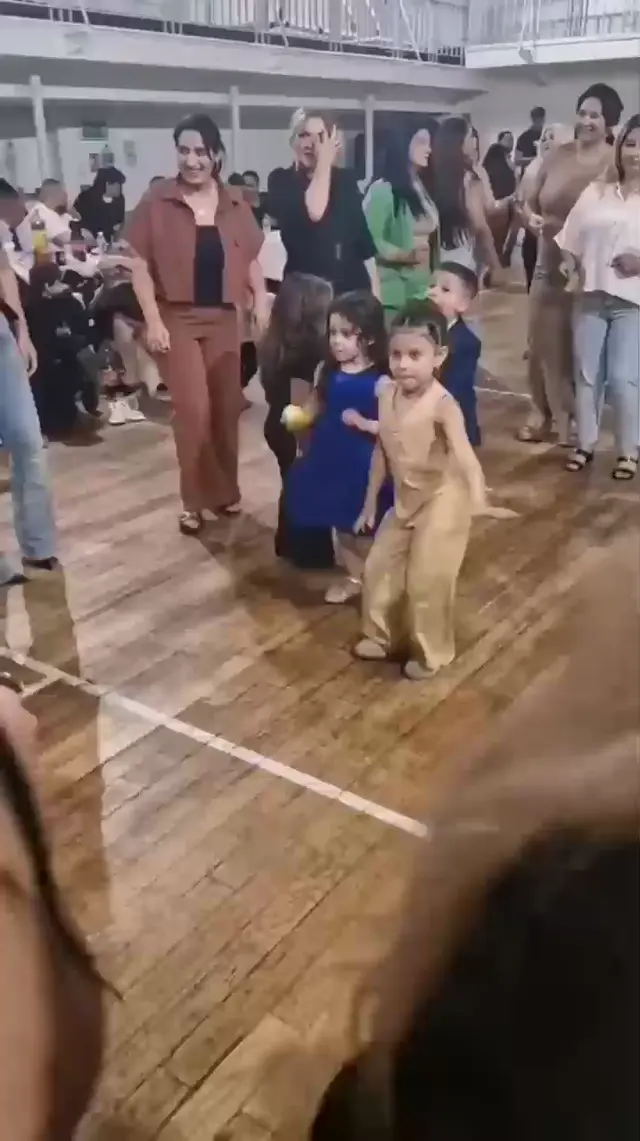 Маленькая девочка зажигает на танцполе