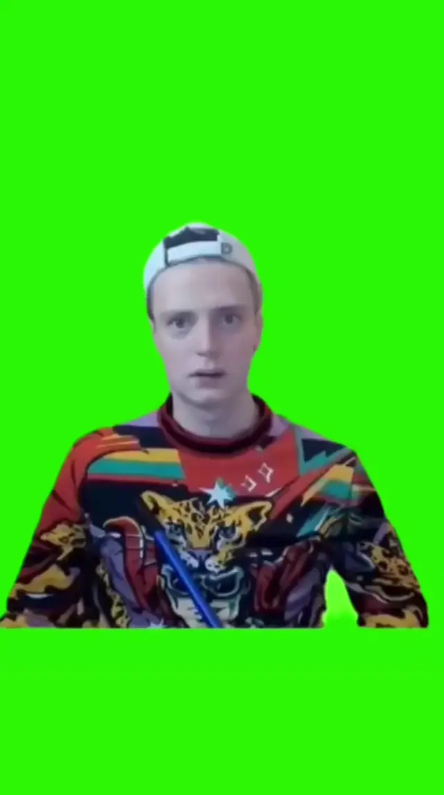 Удивленный парень в кепке на зеленом фоне