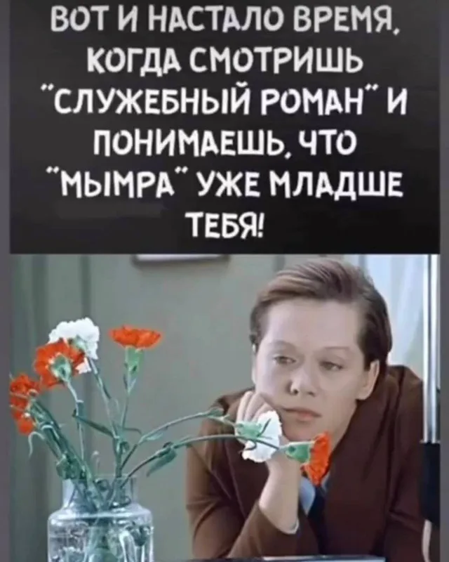 Статичный кадр, героиня сидит неподвижно, опираясь подбородком на ладонь.