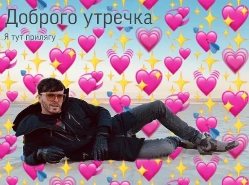 Статичное изображение мужчины в позе модели на пляже — мужчина в темной куртке и очках