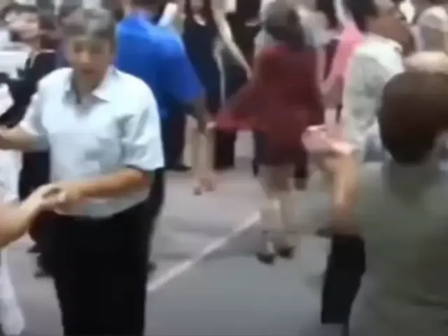 Усатый мужчина зажигает на танцполе