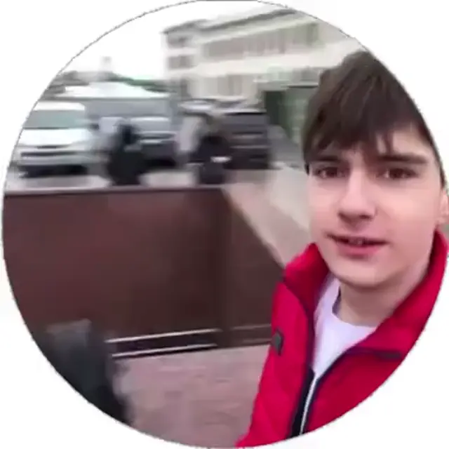 Красная головка лезет в дырку ловко