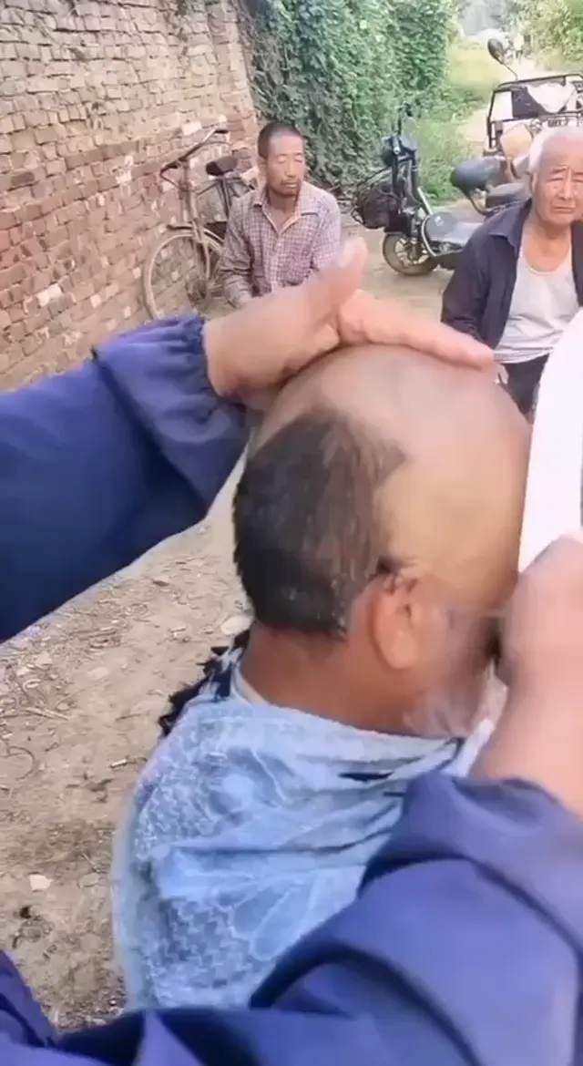Экстремальное бритьё огромным ножом