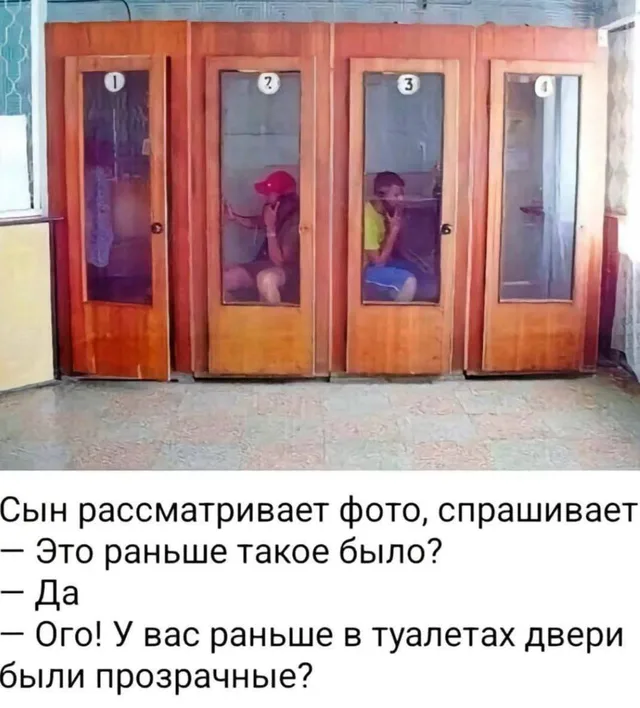 Люди сидят в кабинках и держат телефонные трубки у уха. — люди в телефонных будках