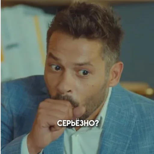 Мужчина смотрит на собеседника с выражением шока, прикрывая рот рукой, как будто сдерживает смех или не может поверить в услышанное. — мужчи