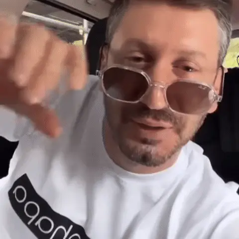 Мужчина медленно опускает очки на переносицу и смотрит поверх них прямо в камеру с выражением скепсиса. — Вахо Бруклин