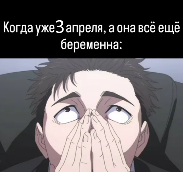 Мужчина сидит неподвижно, выражая крайнюю степень отчаяния или мольбы. — мужчина в деловом костюме