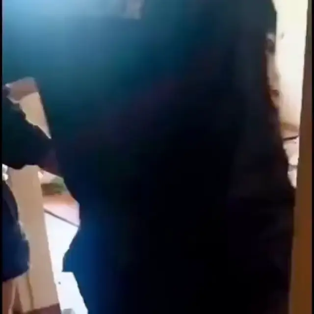 Парень в побелке объясняется полиции