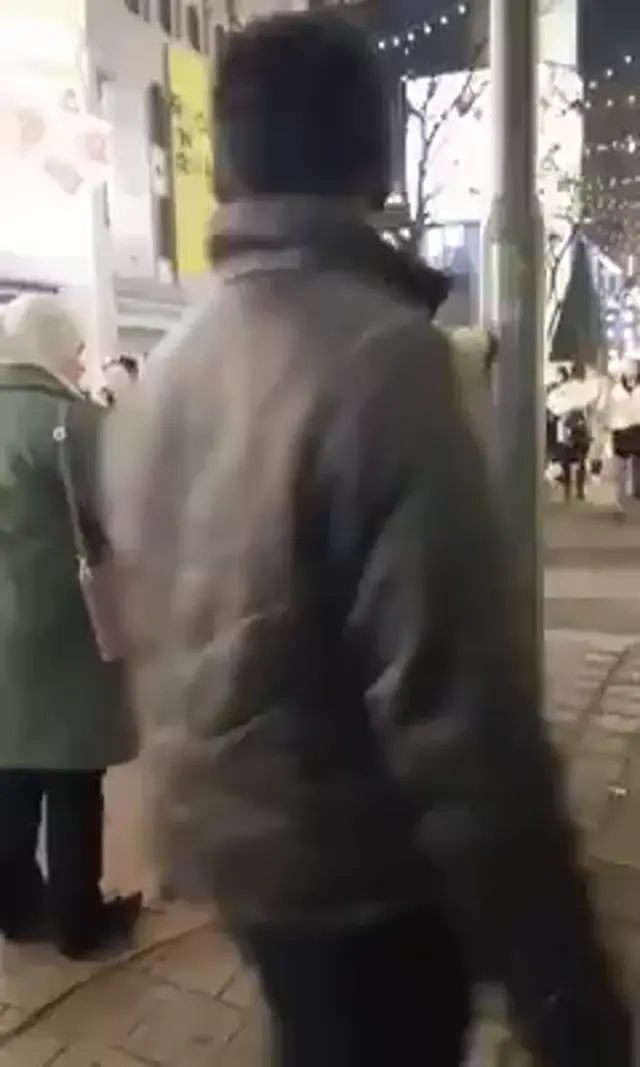 Уставший промоутер в костюме кота