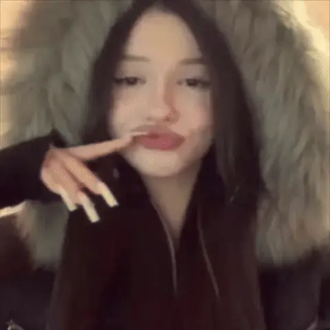 Девушка в кадре постоянно повторяет цикл: подмигивание, надувание губ, легкое движение головой и высовывание языка. — Диана Ланаева